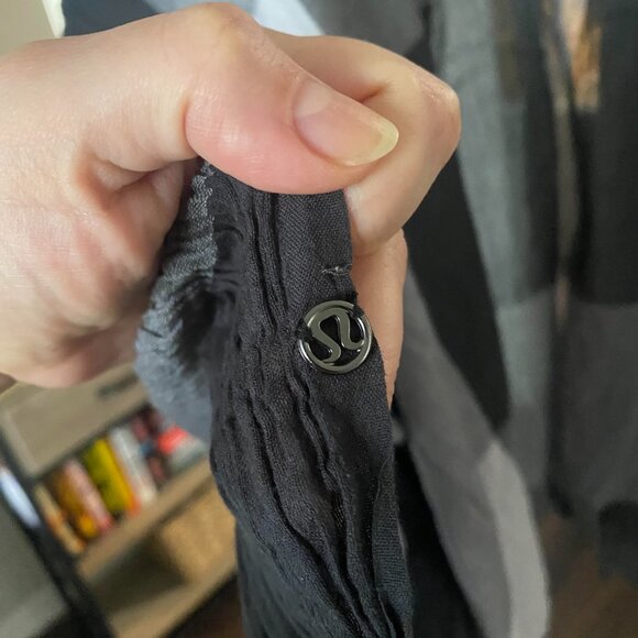 Lululemon Sun To Moon Scarf in Grey and Black - Picture 4 of 6